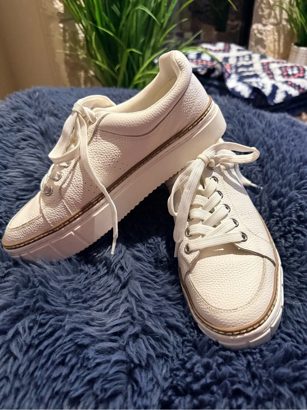 Vince Camuto Rezelli Women's Soft Ivory Leather Lace-Up Sneakers